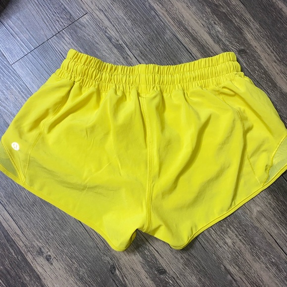 Lululemon Hotty Hot Short II *2.5" - Picture 3 of 5